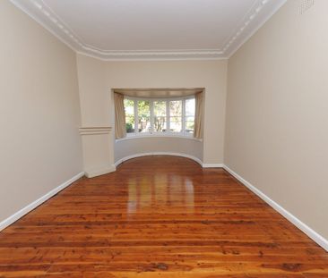 CHARACTER 3 Bedroom HOME WITH 2 DRIVEWAYS - Photo 6