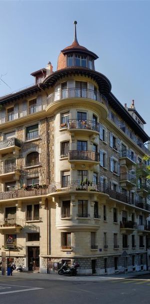 Dans un immeuble ancien avec cachet, proche des commerces, écoles, transports en communs. Nous disposons d'un appartement de 2 pièces au 3ème étage, celui-ci se compose comme d'un hall, d'une cuisine agencée, d'une pièce à vivre avec balcon, alcôve et d' - Foto 1