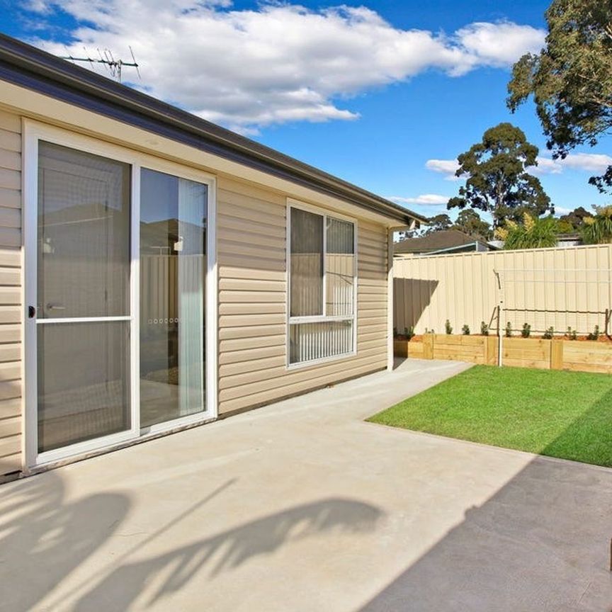 MODERN 2 BEDROOM PRIVATE & STYLISH GRANNY FLAT FOR RENT - Photo 1