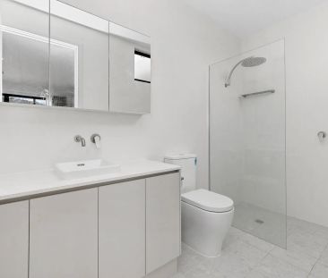 Modern 3-Bedroom Townhouse in Prime Woodforde Location - Photo 5