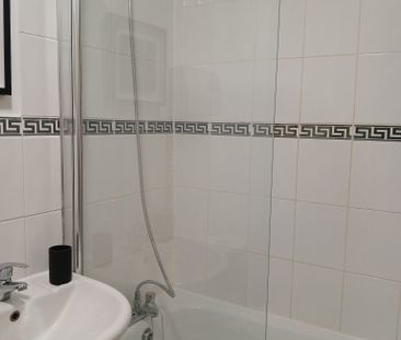 ONE BEDROOM FLAT TO LET IN PRIME LOCATION MAIDENHEAD, BERKSHIRE - Photo 2
