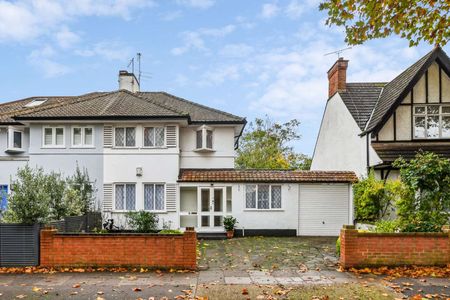 Three bedroom family home with south facing garden and off-street parking - Photo 2