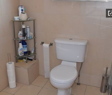 Huge room in 3-bedroom apartment in Tallaght, Dublin - Photo 2