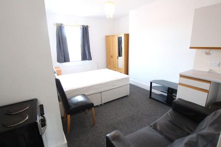 1 bedroom in a house share to rent - Photo 2