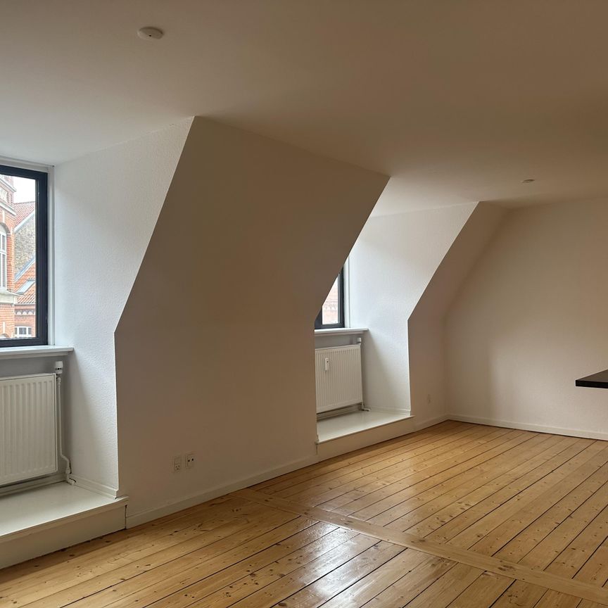 <b>Centralt beliggende og indbydende 2-værelses lejlighed – Løkkegade, Aalborg</b> - Photo 1