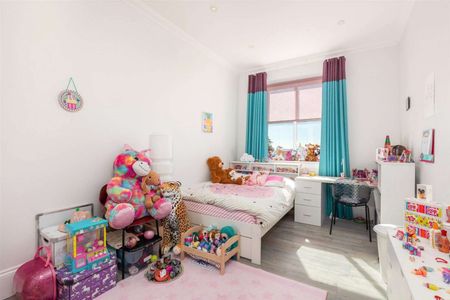 A stunning and spacious three bedroom apartment set within a gated development, benefitting with views across the communal gardens and off-street parking. - Photo 4