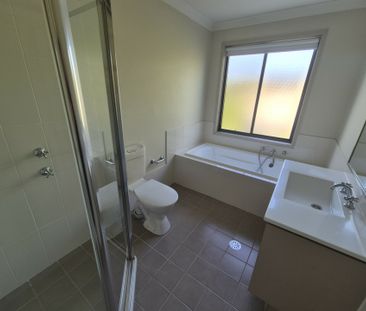 Beautiful 3 Bedroom Townhouse!!! - Photo 2