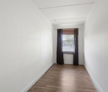 Low-maintenance living with space - Photo 5