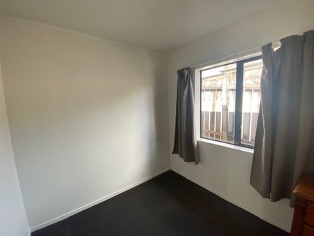 This tidy two-bedroom unit is situated in a convenient location, with close proximity to the hospital, Hamilton Lake, and the Hamilton CBD. - Photo 5