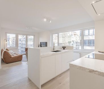 Gerenoveerd en centraal gelegen hoekappartement - Photo 3