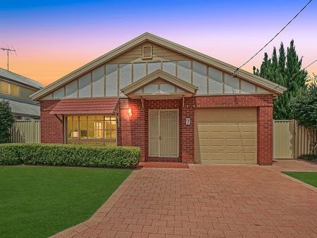 Sun-Filled, Single Level Three Bedroom Family Home With Private Entertainment Courtyard, Ultra Convenient Location - Photo 4