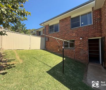 Renovated townhouse within walking distance to town - Photo 6