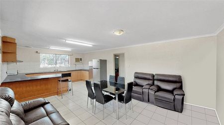 Two Bedroom Unit Close To CBD - Photo 3