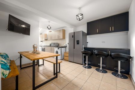 OX Living is proud to present this high-quality 6-bedroom co-living property, perfect for working professionals looking for stylish, stress-free living. - Photo 3