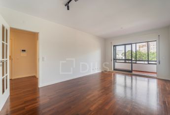 Apartamento T2 renovado para arrendar na Rua São João Bosco