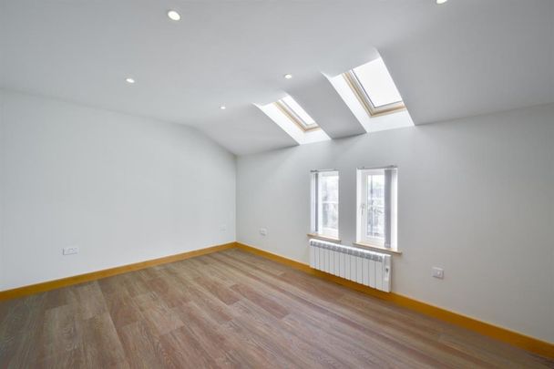 2 bedroom Flat To Let - Photo 1