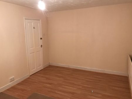 Lovely 3 bedroom Semi – Detached house available Bedford - Photo 4