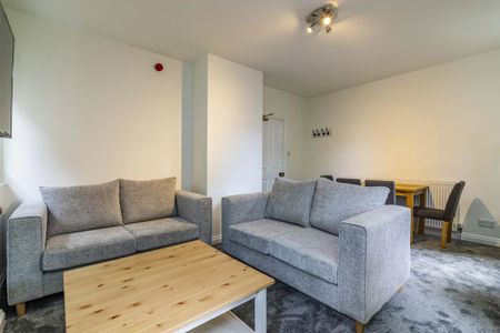 4 bedroom flat to rent - Photo 2