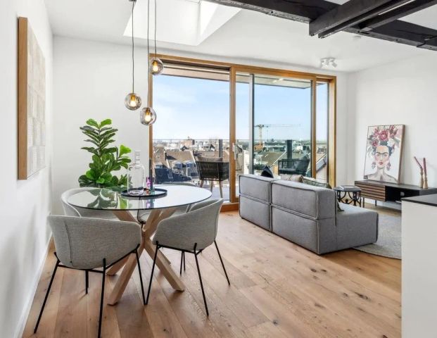 Moderne Wohnung mit Panoramafenster und maßgefertigter Einbauküche - Photo 1