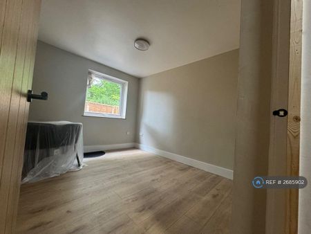 3 bedroom flat to rent - Photo 3