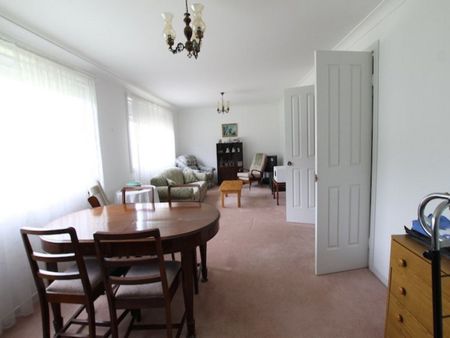 Three bedroom home in quiet surrounds. - Photo 3