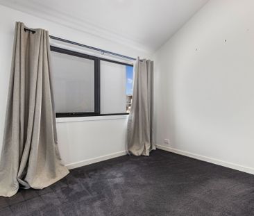 Contemporary townhouse in a great location - Photo 4