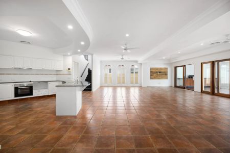 Waterfront Living on a Grand Scale in Prestigious Helensvale - Photo 3