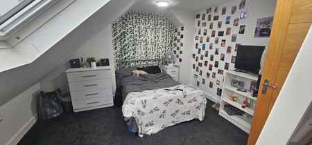 10 Bed - 18 Ash Crescent, Headingley, Leeds - LS6 3LE - Student - Photo 4