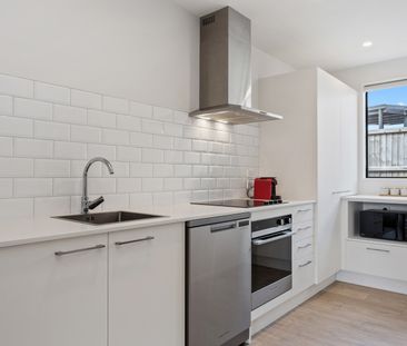 Modern 2 Bedroom, 2 Bathroom Unfurnished Townhouse - Photo 3