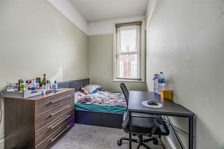 House - Terraced For Rent Waverley Road, Southsea - Photo 3