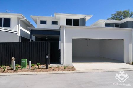 Spacious 3 Bedroom Townhouse - Photo 3