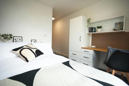 1 bedroom in a flat share to rent - Photo 3