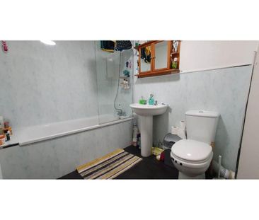 3 bedroom flat to rent - Photo 4