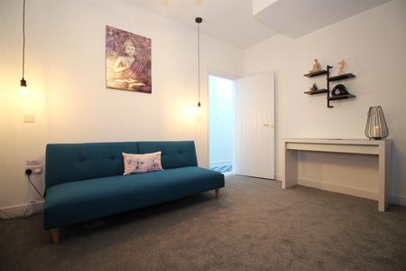 College Avenue, Leicester, LE2 0JF - Photo 2