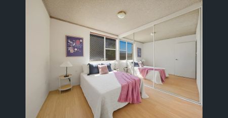 Renovated Ground-Floor Apartment - Photo 3