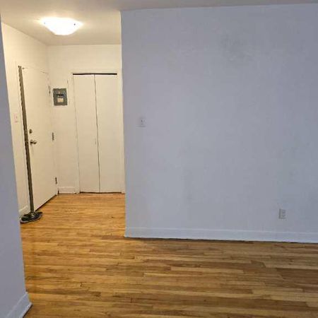 5 1/2 Renove Chauffé, Eau Chaude Entrée Laveuse et Sècheuse Decembre. - Photo 4