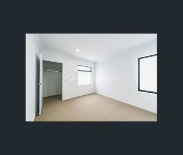 3 bedroom townhouse positioned in perfect location! - Photo 2