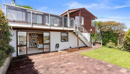 Spacious Family Home in Double Westlake Zoned - Photo 5