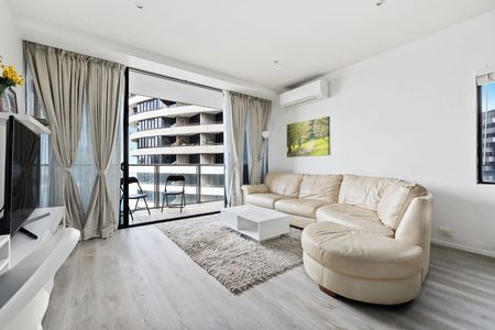 Spacious, Stylish & Fully Furnished Docklands Gem with Breathtaking Views! - Photo 2