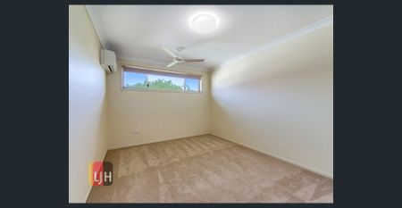 AIR CONDITIONED 2 BEDROOM TOWNHOUSE WITH COURTYARD - Photo 3