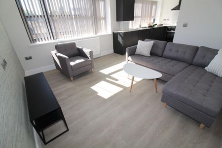 2 bedroom Flat To Let - Photo 2