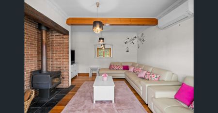 Charming Sandstone Home - Photo 4