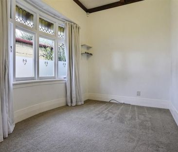 Character 1920's Bungalow - With wood burning fireplace and Heatpump! - Photo 6