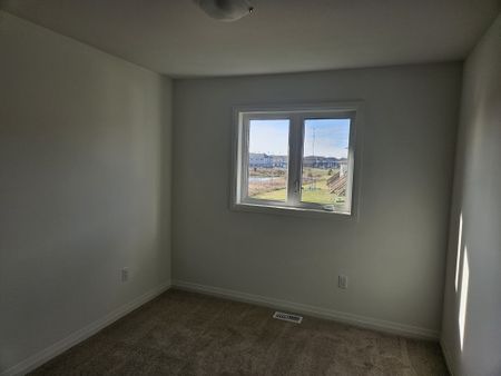 For Lease - 29 Whelan Court, Thorold, Ontario - Photo 3