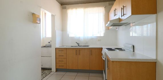 TIDY THREE BEDROOM UNIT IN FAIRFIELD - Photo 2