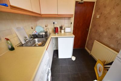 2 bedroom Flat in Harold Grove, Leeds - Photo 3