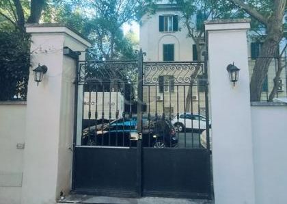Monteverde Vecchio: Modern 2 bedroom, 2 bath, large living room, separate kitchen. Bright, silent, parquet floors, situated in lovely period building, excellent area, near park. Ref. 2364.
