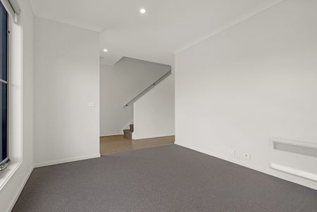 Modern Three-Bedroom Townhouse in a Prime Craigieburn Location! - Photo 2