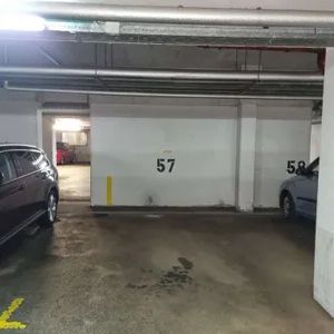 Koffer packen und einziehen inkl. Tiefgaragen Stellplatz - Gartennutzung - Photo 1