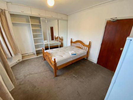 1 bedroom in a house share to rent - Photo 2